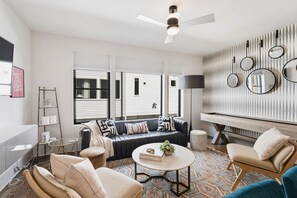 TV, offices - Summer walkable stay, free parking, fast Wi‑Fi, self check‑in near Broadway (Nashville)