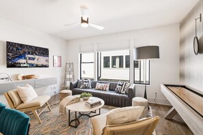 TV, offices - Nashville sleeps 12 home near Belmont with game room, shuffleboard & balcony (Nashville)