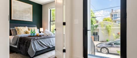 4 Schlafzimmer, Schreibtisch, Bügeleisen/Bügelbrett, WLAN