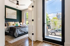 4 bedrooms, desk, iron/ironing board, WiFi - Summer walkable stay, free parking, fast Wi‑Fi, self check‑in near Broadway (Nashville)