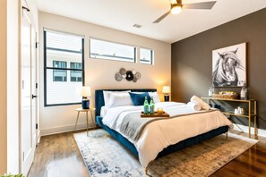 4 bedrooms, desk, iron/ironing board, WiFi - Summer walkable stay, free parking, fast Wi‑Fi, self check‑in near Broadway (Nashville)