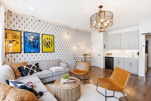 TV, offices - Nashville sleeps 12 home near Belmont with game room, shuffleboard & balcony (Nashville)