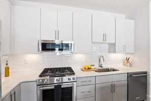 Private kitchen - Nashville home with shuffleboard game room near Belmont, sleeps 12 (Nashville)