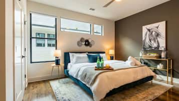 4 slaapkamers, een bureau, een strijkplank/strijkijzer, wifi