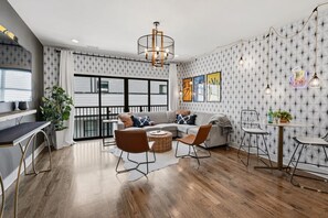 TV, offices - Nashville sleeps 12 home near Belmont with game room, shuffleboard & balcony (Nashville)