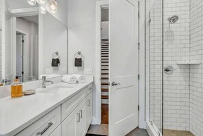 Shower, hair dryer, towels, shampoo - July 4th rooftop deck, gourmet kitchen, skyline views near Broadway (Nashville)