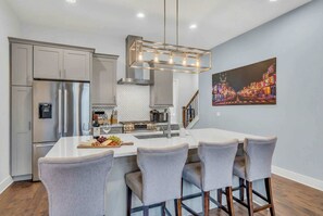 Fridge, microwave, oven, stovetop - July 4th rooftop deck, gourmet kitchen, skyline views near Broadway (Nashville)