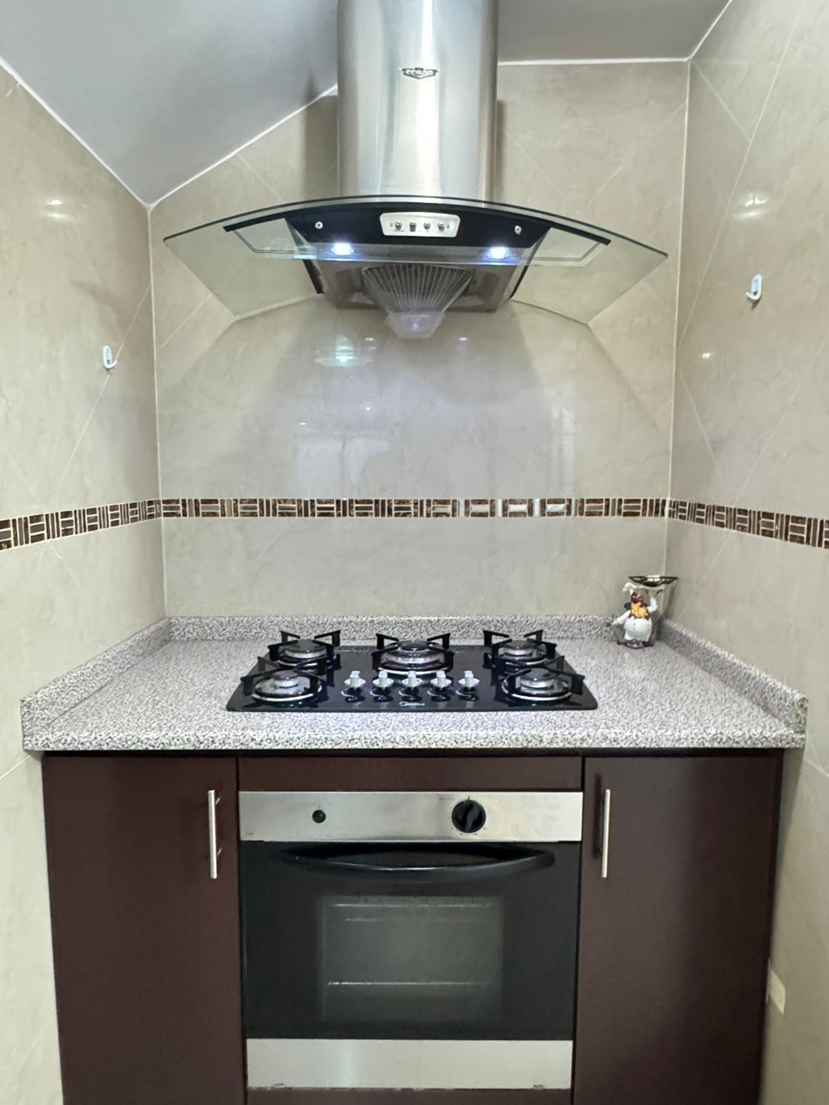 Køleskab, mikrobølgeovn, ovn, kaffe-/temaskine