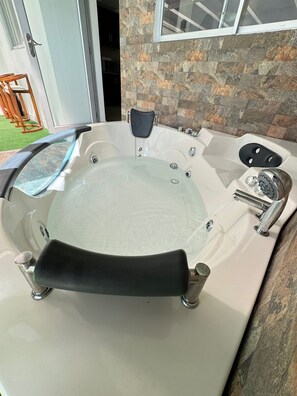 Indoor spa tub - Casa luA /Private Jacuzzi (Baños de Agua Santa)