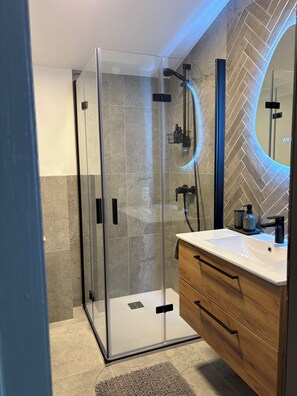 Bathroom - Vrbo Property (Saalfelden am Steinernen Meer)