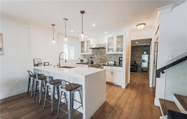 Private kitchen - Sunny Newport Beach Getaway (Newport Beach)