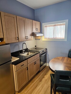 Microwave, oven, stovetop - Soothing 1-bedroom waterfront studio with AC in charming Howey-in-the-Hills (Howey-in-the-Hills)