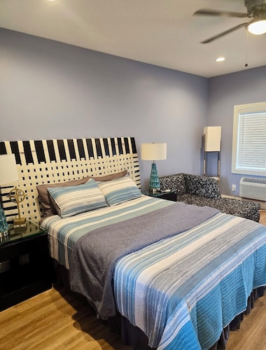 Soothing 1-bedroom waterfront studio with AC in charming Howey-in-the-Hills