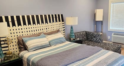 Soothing 1-bedroom waterfront studio with AC in charming Howey-in-the-Hills