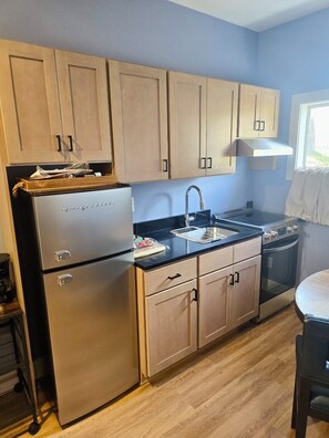 Microwave, oven, stovetop - Soothing 1-bedroom waterfront studio with AC in charming Howey-in-the-Hills (Howey-in-the-Hills)