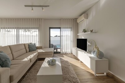 Silver Coast Haven - Private Pool & Terrace