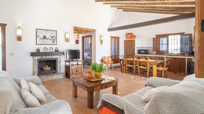 TV, fireplace - Villa El Algarrobo Frigiliana by Ruralidays (Málaga)