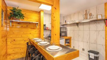 Microwave, oven, stovetop, coffee/tea maker