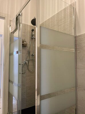 Dusche, Haartrockner, Bidet, Handtücher