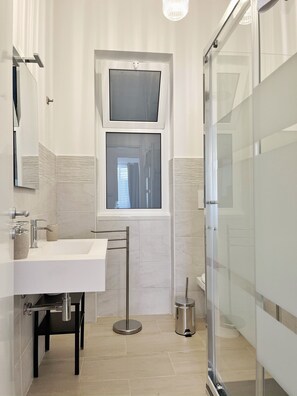 Dusche, Haartrockner, Bidet, Handtücher