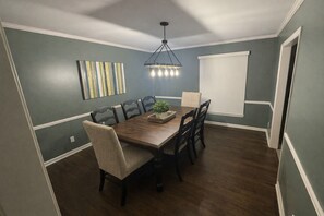 Dining - Marvelous 4-bedroom house with Pool in lovely Lenexa World Cup Ready (Lenexa)