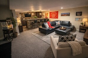 Smart TV - Marvelous 4-bedroom house with Pool in lovely Lenexa World Cup Ready (Lenexa)