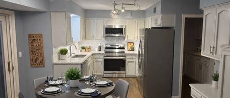 Réfrigérateur, micro-ondes, four, plaque de cuisson