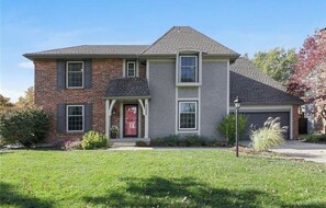 Exterior - Marvelous 4-bedroom house with Pool in lovely Lenexa World Cup Ready (Lenexa)