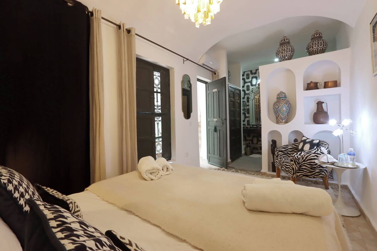 Deluxe Double Room | In-room safe, blackout drapes, WiFi (free)