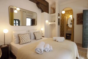 Deluxe Double Room, Courtyard View | In-room safe, blackout curtains, free WiFi - Riad Bab Sitiyn Hammam&Spa (Marrakech)
