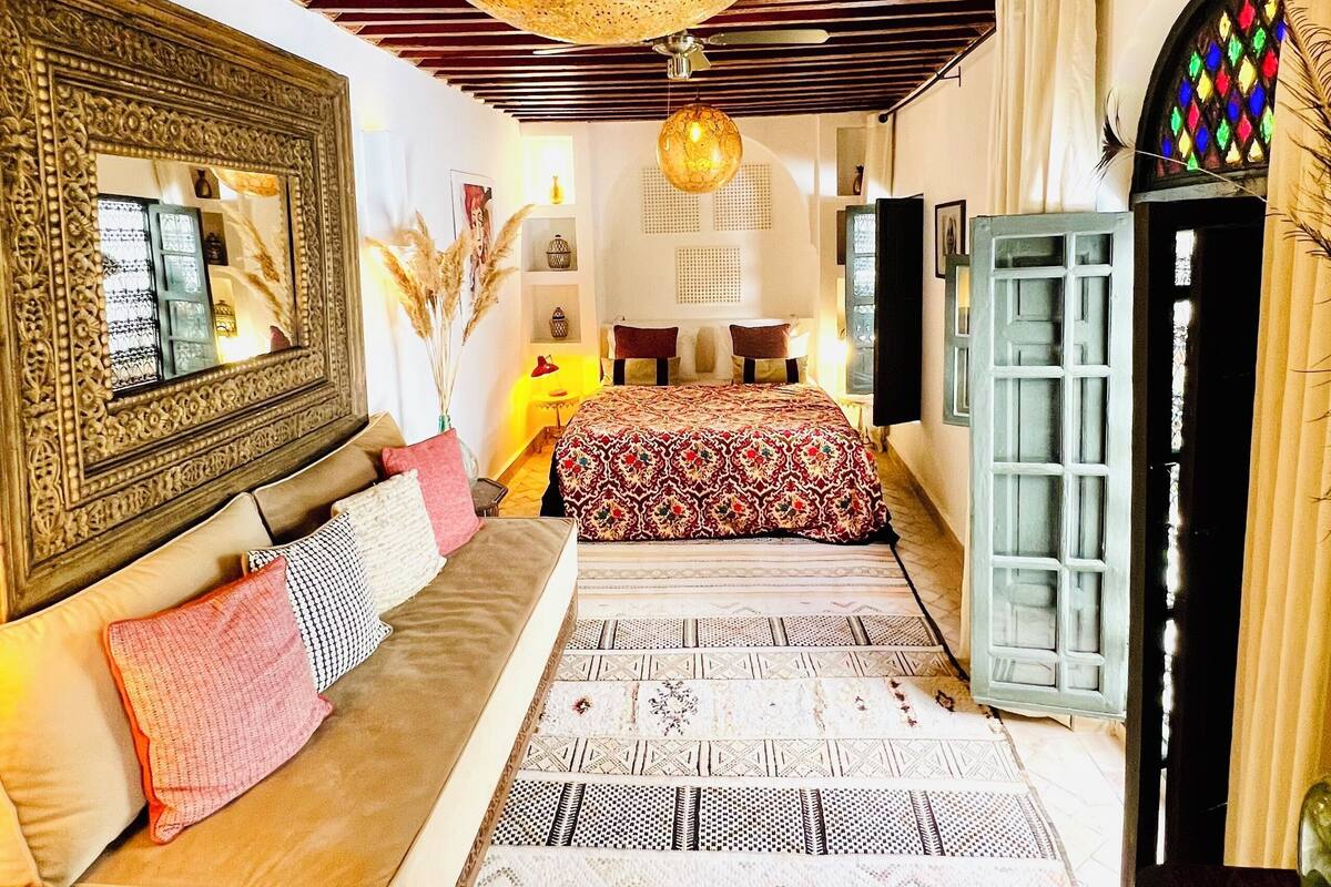 Tallelokero huoneessa, pimennysverhot, ilmainen Wi-Fi