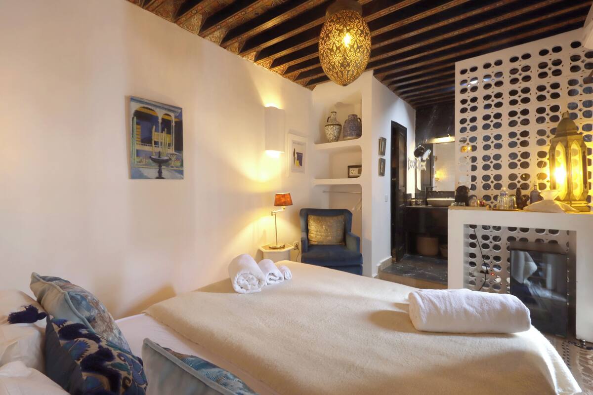 Double Room, Non Smoking | Bathroom | Hair dryer, towels, soap, shampoo