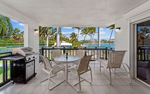 Outdoor dining - Beachfront, Balcony, Pool, Gym, Ocean Views (St. Thomas)