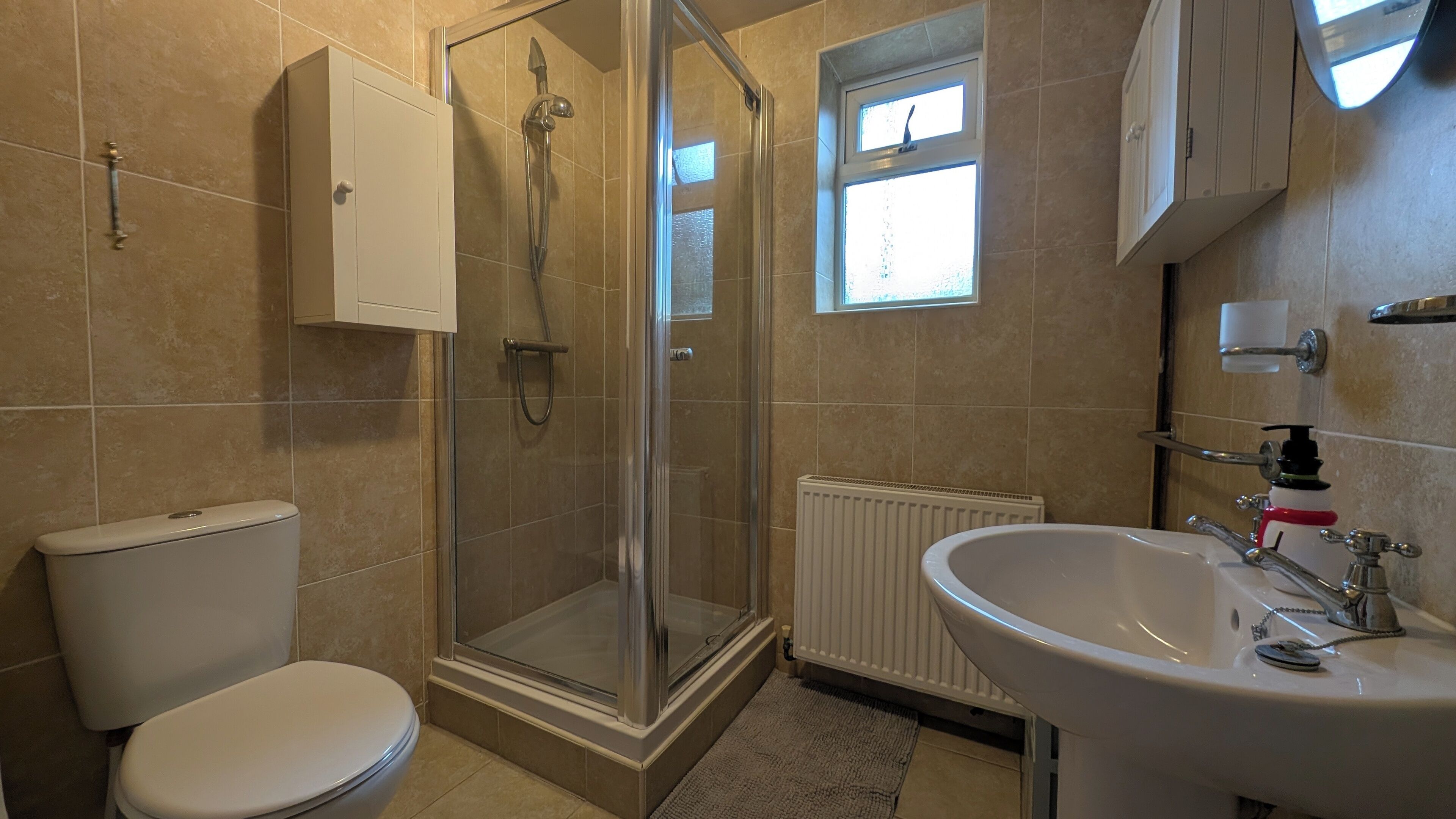 Sèche-cheveux, serviettes fournies, savon, papier toilette