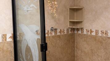 Phòng đôi cơ bản, quang cảnh thành phố | Phòng tắm | Buồng tắm vòi sen, khăn tắm, xà phòng, giấy vệ sinh