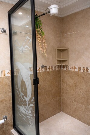 Phòng đôi cơ bản, quang cảnh thành phố | Phòng tắm | Buồng tắm vòi sen, khăn tắm, xà phòng, giấy vệ sinh 