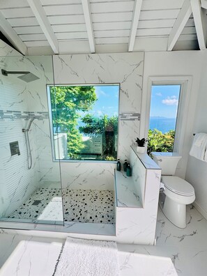 Een douche, handdoeken