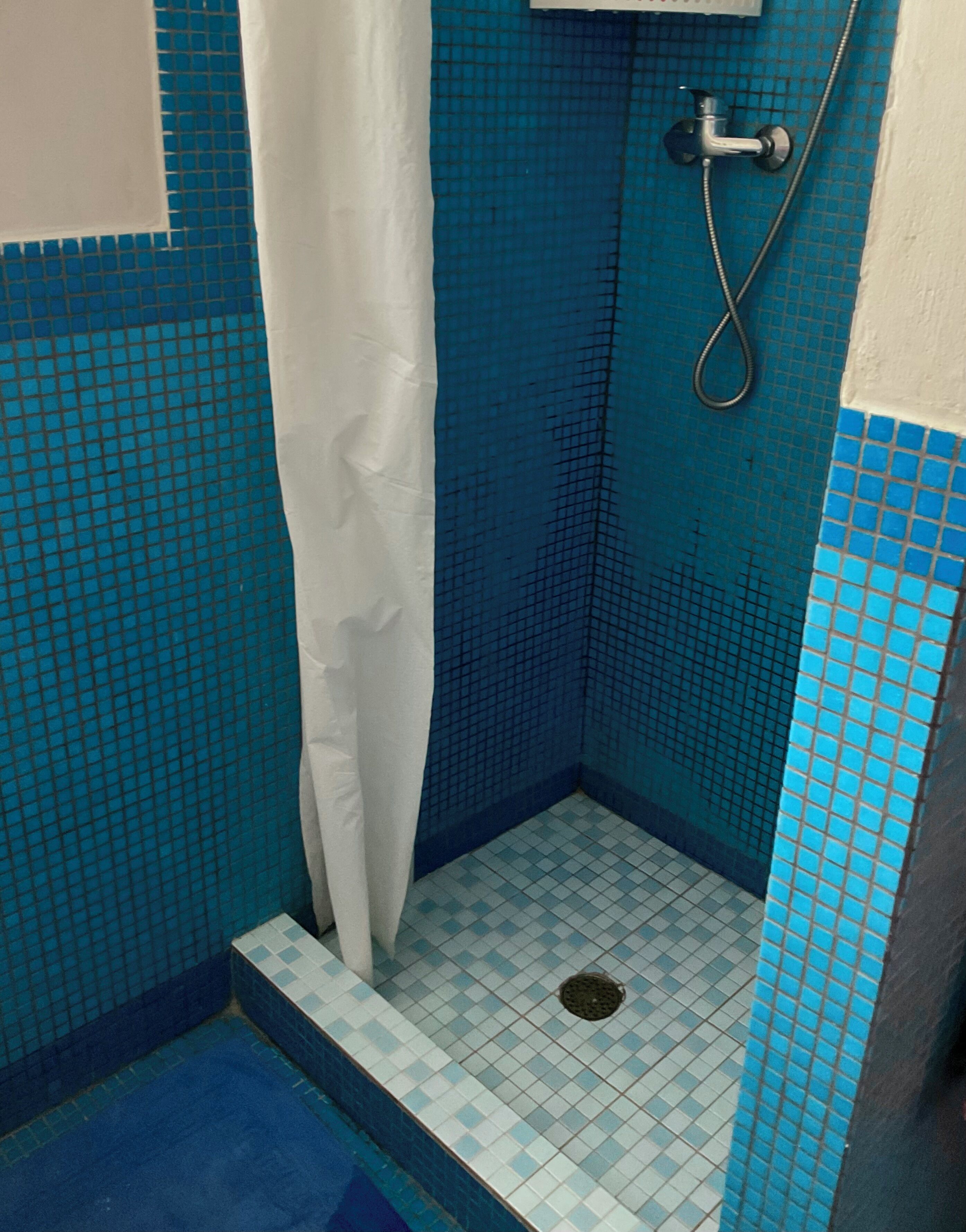 Dusche, Bidet, Handtücher, Toilettenpapier