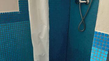 Dusche, Bidet, Handtücher, Toilettenpapier