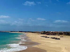 Playa en los alrededores y toallas de playa 