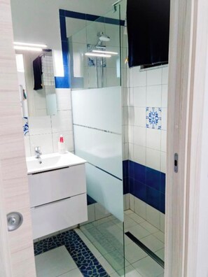 シャワー、ヘア  ドライヤー、ビデ、タオル
