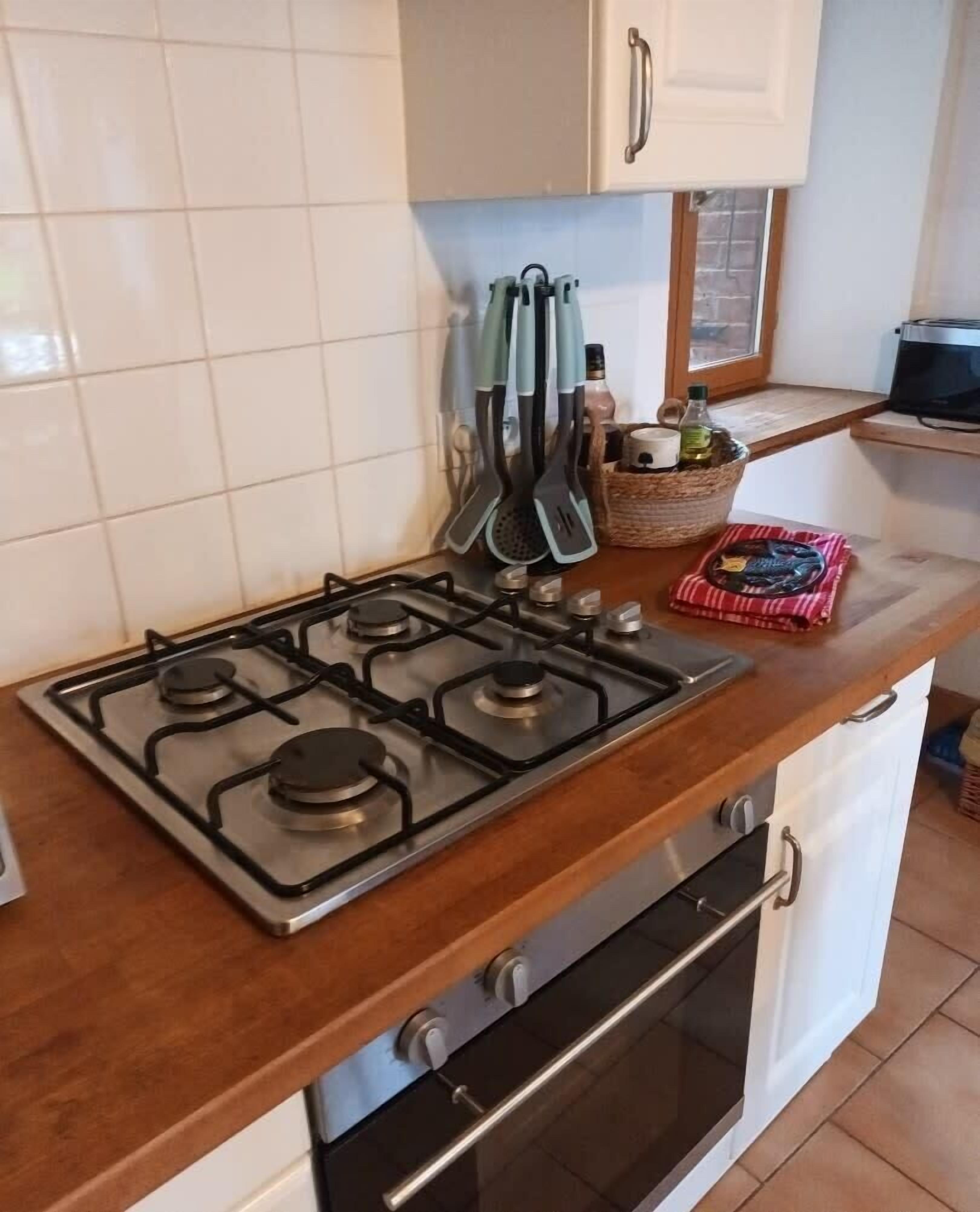 Een koelkast, een microgolfoven, een oven