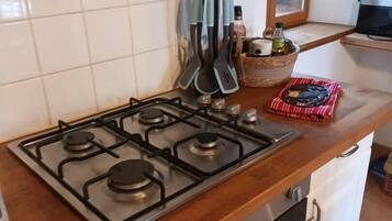 Een koelkast, een microgolfoven, een oven