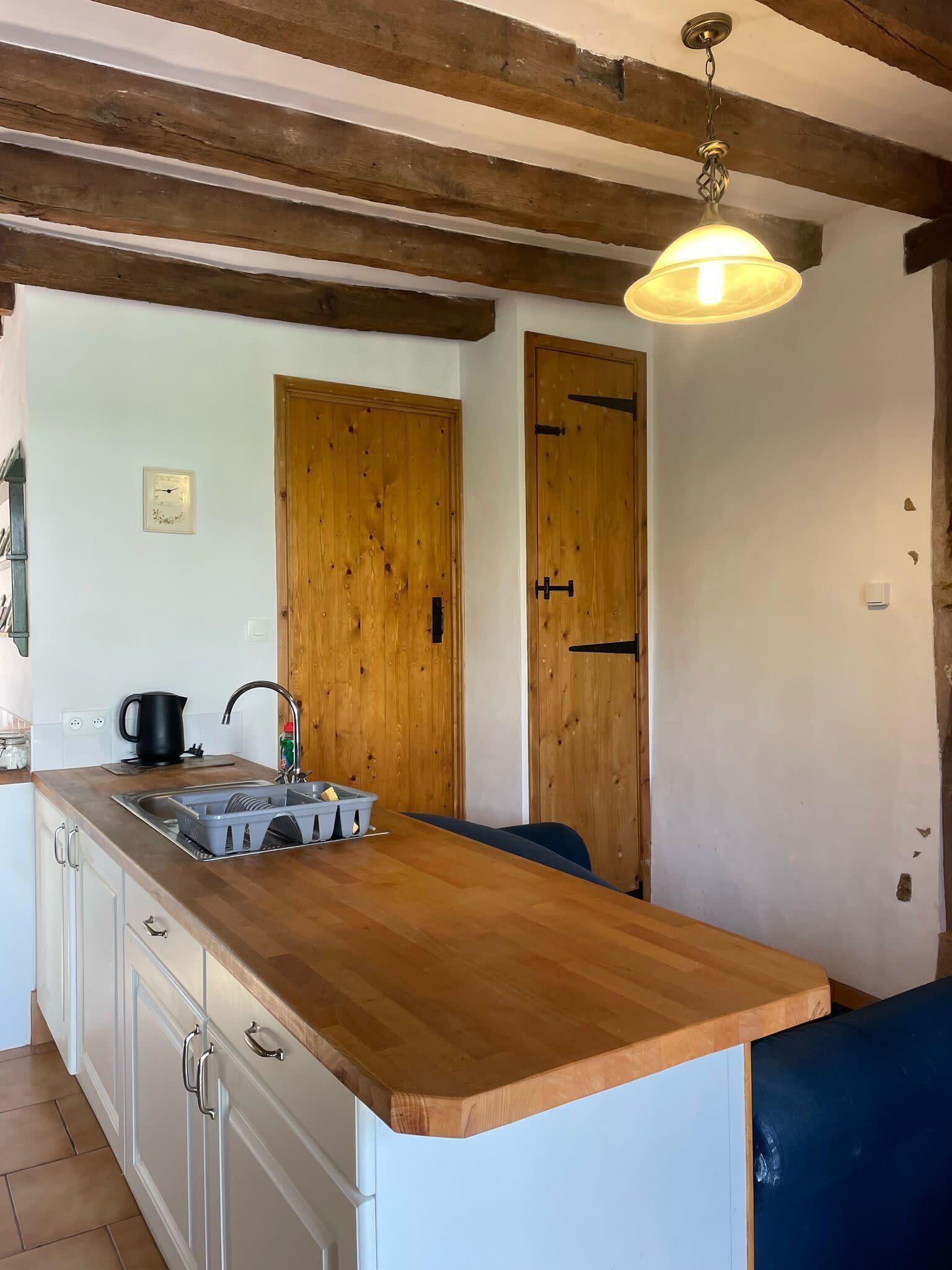 Kühlschrank, Mikrowelle, Ofen, Wasserkocher mit Kaffee-/Teezubehör