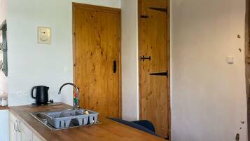 Kühlschrank, Mikrowelle, Ofen, Wasserkocher mit Kaffee-/Teezubehör