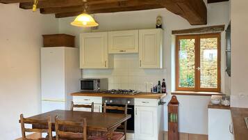 Kühlschrank, Mikrowelle, Ofen, Wasserkocher mit Kaffee-/Teezubehör