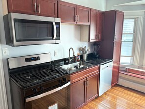 Private kitchen - Beautiful Park ave area 2BR apt near downtown rochester w/ parking w/d balconies (Rochester)