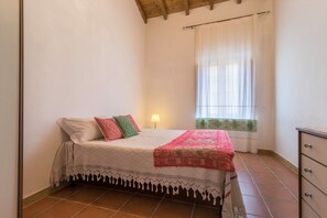 7 chambres, fer et planche à repasser, draps fournis