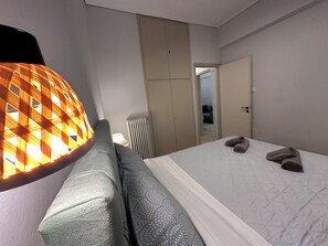 Ein Hotelzimmer mit einem Bett, einer Lampe, einem Heizkörper und einem Kleiderschrank.
