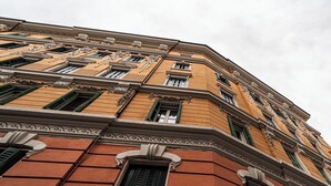 Ein Gebäude mit einem Schild, auf dem „Piazza Cornelia Romana“ steht.